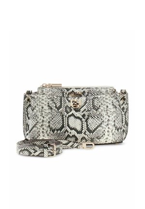 Sac bandoulière à motif peau de serpent gris et noir avec fermoir doré, compartiment zippé et bandoulière réglable assortie enroulée à côté.