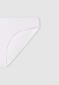 Slip bikini bianco caratterizzato da un tessuto liscio e elasticizzato con una vita bassa e dettagli di cucitura minimi lungo i bordi.