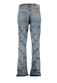 Jasnoniebieskie dżinsy o tuftowanej pikowanej fakturze, proste nogawki, tylne kieszenie, surowe krawędzie i brązowa metka marki na pasku.