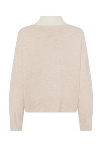 Beige Strickpullover mit hohem Rippenkragen, abgesenkten Schultern und gerippten Bündchen sowie Saum. Strukturmuster im gesamten Stoff.