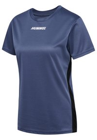 Camiseta atlética de color azul marino, con cuello redondo, mangas cortas, tejido texturizado y paneles laterales negros en contraste. Presenta un logo blanco en el pecho.