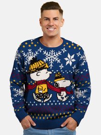Maglione lavorato a maglia blu con figure di cartoni animati in abbigliamento invernale, con accenti rossi e gialli, fiocchi di neve e motivi geometrici.