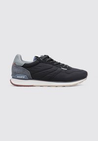 Zapatillas deportivas negras con un upper texturizado, detalles en ante gris, entresuela blanca y acentos rojos en el talón. Cuentan con cordones y marca.