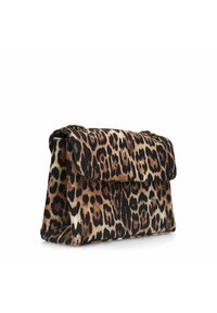 Handtas van stof met luipaardprint, met een klepsluiting, een gouden kettinghengsel en een rechthoekige vorm, met een zachte textuur en gedurfde print.