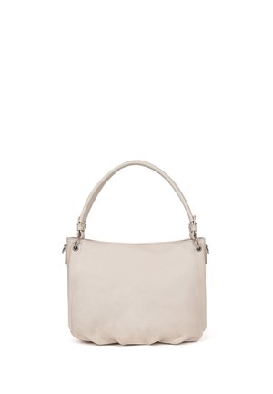 Kleine beige leren handtas met een gebogen handvat en zilverkleurige hardware, afgebeeld tegen een witte achtergrond.