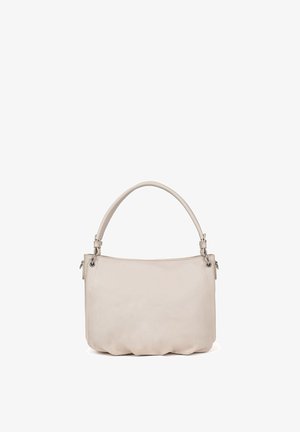 Petit sac à main en cuir beige avec une anse incurvée et des accessoires en métal argenté, présenté sur un fond blanc.