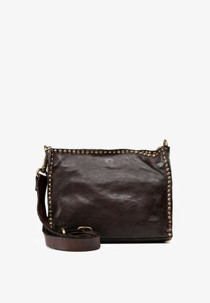 Borsa a tracolla in pelle marrone scuro con tracolla staccabile e piccoli rivetti di ottone rotondi che delineano i bordi.