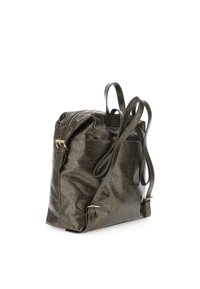 Mochila de cuero gris oscuro con correas ajustables, cierre de cordón y un bolsillo con cremallera en un lado. Superficie texturizada.