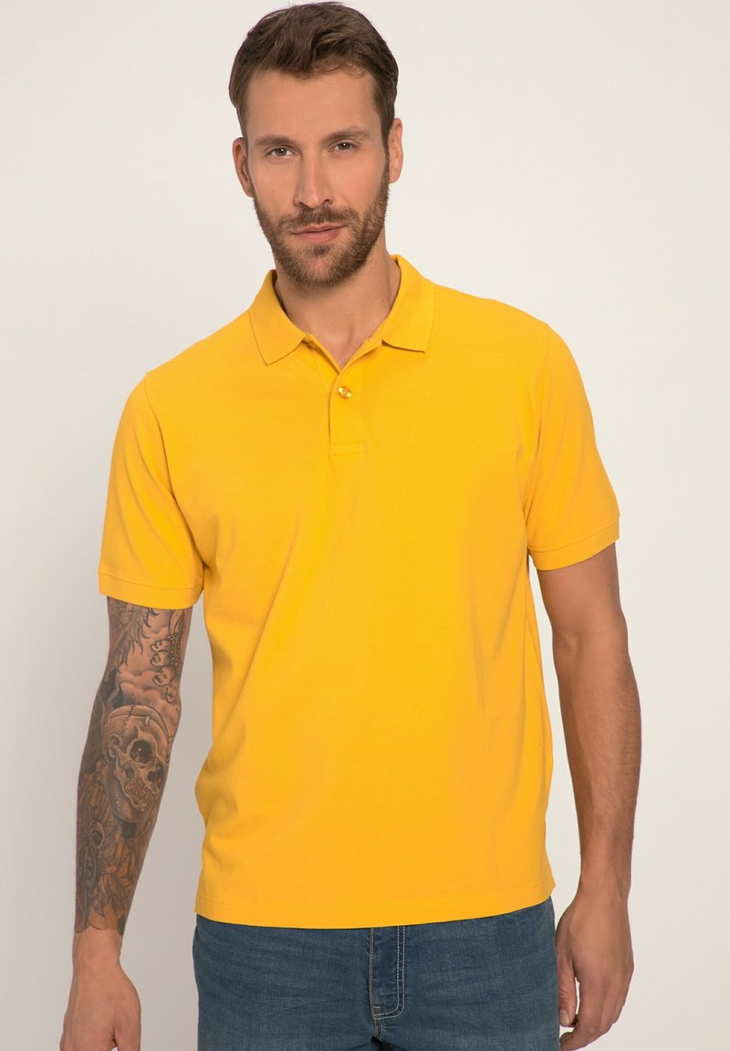 Žluté polo tričko s límečkem, dvoutlačítkovým zapínáním, krátkými rukávy a hladkou strukturou. Má jednobarevný design a minimální akcenty.