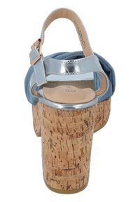 Modré textilní platformové sandály s korkovým podpatkem, kovově stříbrným páskem kolem kotníku, polstrovanou stélkou a zaoblenou špičkou.