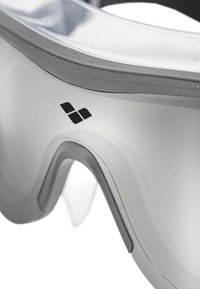 Gafas de protección con lente transparente, marco de goma gris y detalle de logo negro. Superficie suave y forma ajustada para mayor comodidad.
