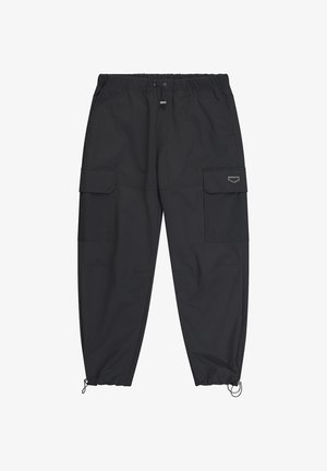 Zwarte cargobroek met elastische tailleband en enkelsluiting, voorzien van twee grote klepzakken op de dijen en verstelbare trekkoorden.