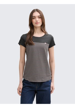 T-shirt à manches courtes de couleur gris foncé avec des rayures horizontales roses et blanches. Il présente un décolleté rond et un petit cœur sur la poitrine.