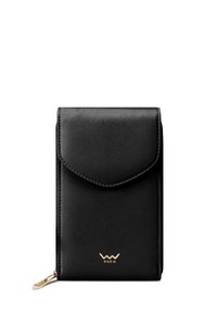 Černá kožená peněženka s klopovým uzávěrem, zlatým logem a zipem na straně. Hladký povrch s zaoblenými rohy.