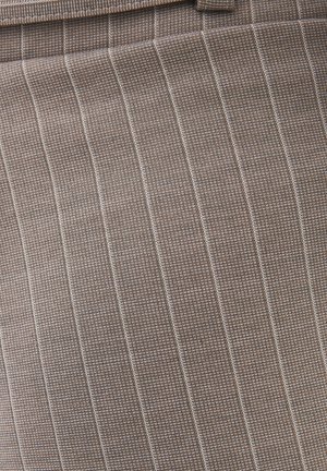 Bruine geweven stof met verticale streepjes en een fijne structuur. Het materiaal lijkt zacht en iets rekbaar, geschikt voor maatkleding.