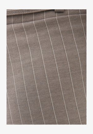Tessuto marrone con texture e righe verticali, realizzato con una fine tessitura. Il materiale appare morbido e leggermente elasticizzato, adatto per abbigliamento su misura.