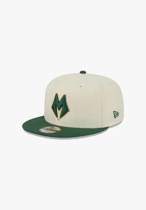 Cremefarbener Baseballcap mit grünem, flachem Schirm, mit einem auffälligen grünen "M"-Logo vorne und einem kleinen Markenlogo an der Seite.