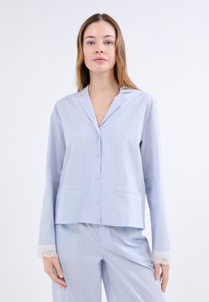Conjunto de pijama de rayas azul claro, con mangas largas y detalles de encaje en los puños. Cuenta con un frente abotonado y dos bolsillos en la parte superior.
