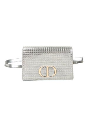 Petit sac ceinture rectangulaire argenté avec motif circulaire texturé et logo CD doré sur le rabat avant.