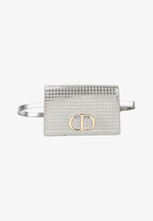 Petit sac ceinture rectangulaire argenté avec motif circulaire texturé et logo CD doré sur le rabat avant.