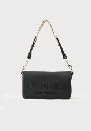 Crna torba preko ramena od umjetne kože s urezanim natpisima "LOVE MOSCHINO" i "Made with love", podesivim remenom i hardverom u srebrnoj boji.