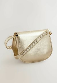 Guldmetallisk crossbody taske med en glat overflade, rund form, justerbar fletrem og en trykknaplukning.