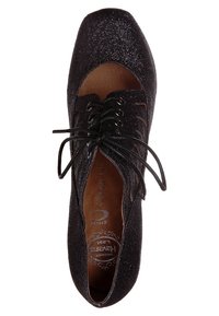 Zwarte glinsterende veterschoen met een ronde neus, een gestructureerde bovenkant en een gladde binnenvoering met zichtbaar merklogo.