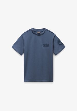 Modré tričko s krátkým rukávem vyrobené z bavlny, s texturovanou nášivkou na hrudi, kruhovým výstřihem a švy na ramenou.