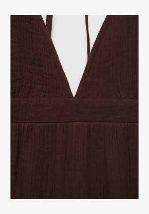 Vestido marrón sin mangas que presenta un escote en V profundo, tejido texturizado y cintura fruncida para una silueta fluida.