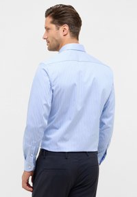 Camicia da uomo azzurro chiaro con sottili righe bianche verticali, maniche lunghe, polsini con bottoni e colletto classico, taglio slim.