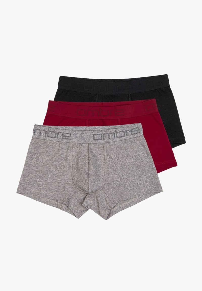 Trois paires de boxers pour hommes en gris, bordeaux et noir. Chaque paire est dotée d'une ceinture élastique avec le logo "ombre". Matériau en coton.