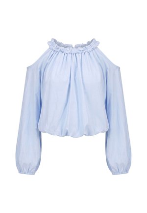 Blusa azzurro chiaro a maniche lunghe con spalle scoperte, polsini elasticizzati e collo alto con volant su sfondo bianco.