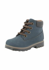 Stivale alla caviglia in suede blu con stringhe marroni, occhielli esagonali e suola in gomma texturizzata. Caratterizzato da un colletto grigio imbottito e cuciture decorative.