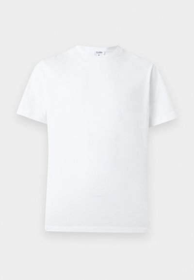 Κλασικό λευκό T-shirt με κοντά μανίκια και στρογγυλή λαιμόκοψη, με μια μικρή εσωτερική ετικέτα στον λαιμό, παρουσιάζεται σε ουδέτερο φόντο.