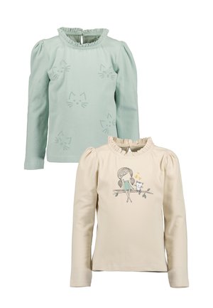 Zwei langärmlige Kinderoberteile: eines blassgrün mit dezenten Katzenmotiven, eines cremefarben mit einer Illustration eines Mädchens und einer Katze, die auf einem Ast sitzen.