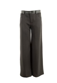 Pantaloni a gamba larga realizzati in tessuto nero liscia, con una cintura in materiale similpelle a contrasto e chiusura con bottone, dotati di tasche laterali.