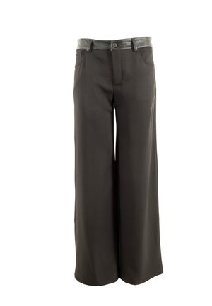 Pantalons larges en tissu noir lisse, avec une taille en simili cuir contrastante et une fermeture à bouton, dotés de poches latérales.