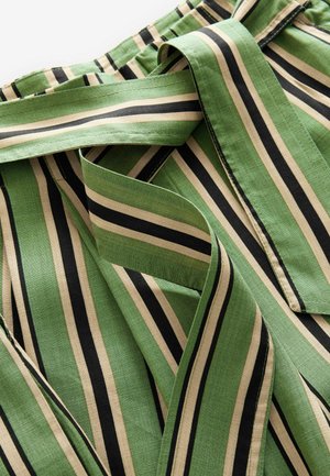 Tissu vert avec des bandes verticales noires et crème, doté d'une texture lisse et d'un design fluide, froncé à la taille avec une ceinture nouée.