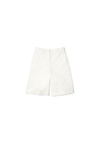 Shorts en coton blanc à coupe décontractée, avec poches latérales, devant plat et entrejambe légèrement plus long. Texture lisse, design casual.