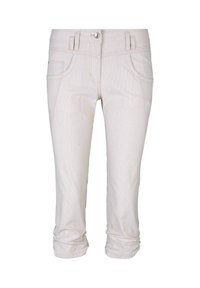 Białe, sięgające do kolan spodnie wykonane z miękkiego materiału o subtelnej teksturze, z przednimi kieszeniami, szlufkami na pasek i marszczonymi mankietami u dołu.