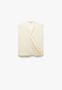 Lyscremet wrap bluse med korte ærmer, glat tekstil, draperet frontdetalje og subtil glans. Enkel rund halsudskæring og afslappet pasform.