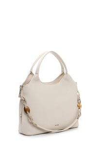 Weiße Lederhandtasche mit glatter Textur, ausgestattet mit zwei Griffen und einem Kettenriemen mit bernsteinfarbenen Akzenten. Einfaches, abgerundetes Design.