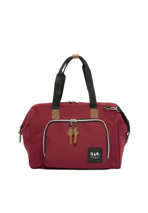Bordeaux stof duffel tas med sorte remme, læderdetaljer, dobbelt lynlås lukning og en frontlomme med et logo patch.