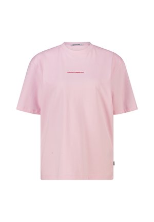 Lichtroze T-shirt met korte mouwen en rode tekst "ENDLESS SUMMER 1989" gecentreerd op de borst en een ronde hals.