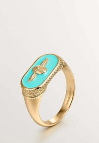 Anillo de oro con una piedra rectangular de turquesa diseñada con un escarabajo en relieve. Detalles intrincados en la banda texturizada y acabado pulido.