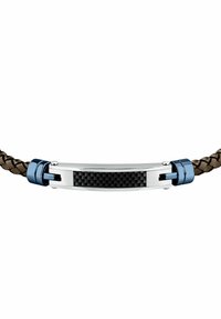 Bracciale intrecciato in pelle marrone con un closure in argento e blu, caratterizzato da un'inserto centrale in fibra di carbonio e un design slanciato e curvo.