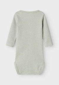 Bodysuit pour bébé à manches longues en vert clair avec de fines rayures blanches. Tissu doux avec un col rond et des pressions en bas.
