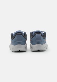 Des chaussures de sport bleu et gris avec une tige en mesh texturé, un talon en coussin doux et une semelle extérieure en caoutchouc blanc. Présente un talon renforcé et un détail de logo.