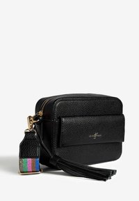 Borsa a tracolla compatta in pelle nera con texture, tasca frontale con pattina, zip dorata, nappina e tracolla staccabile con strisce arcobaleno.