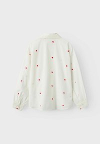 Camicia bianca a maniche lunghe, dotata di colletto ampio e fantasie di cuori rossi sparsi. Realizzata in tessuto leggero con polsini abbottonati.